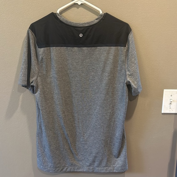 Lululemon men’s medium gray and black tee - Picture 4 of 5